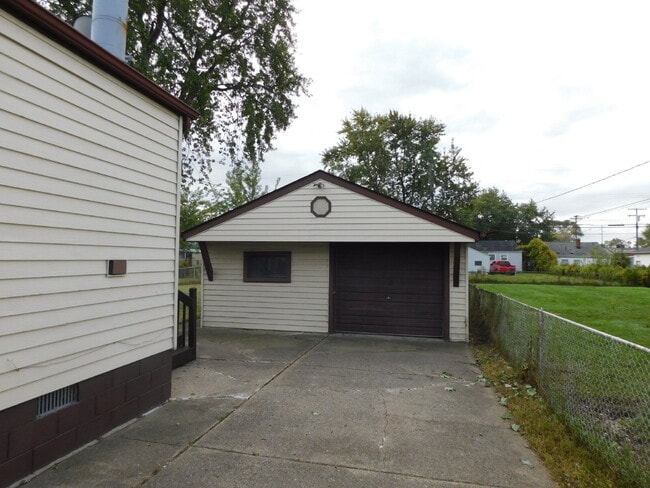 13648 Leonard Ave in Warren, MI - Building Photo - Building Photo