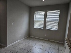210 Four Star Dr in Elgin, TX - Foto de edificio - Building Photo
