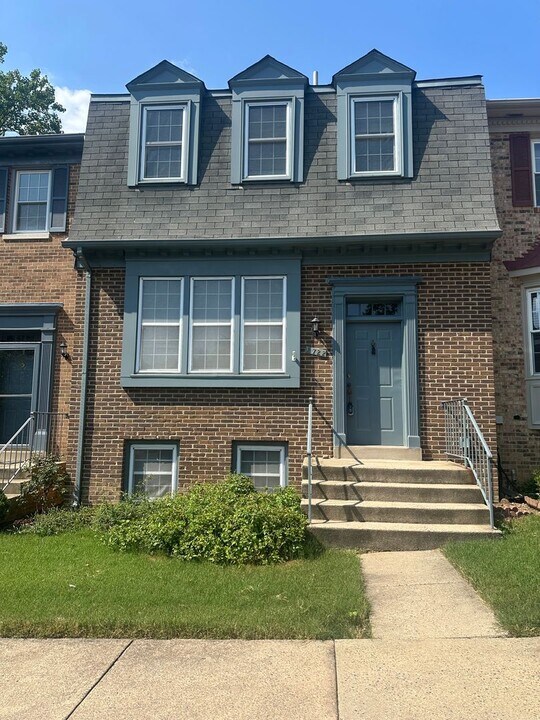 2722 Shawn Leigh Dr in Vienna, VA - Building Photo