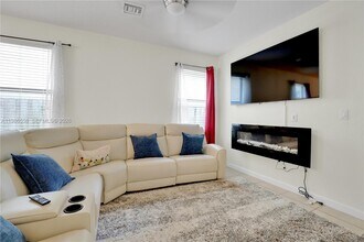 101 NE 37th Pl in Homestead, FL - Building Photo - Building Photo