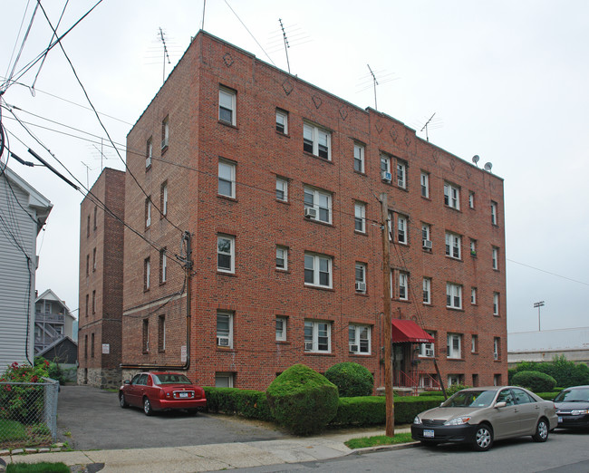 16 Minerva Pl in White Plains, NY - Building Photo - Building Photo