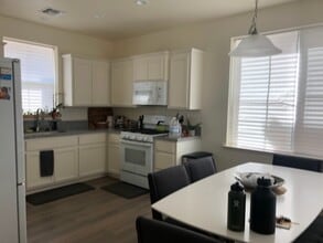 4443 Silver Cedar Ln in Sacramento, CA - Foto de edificio - Building Photo