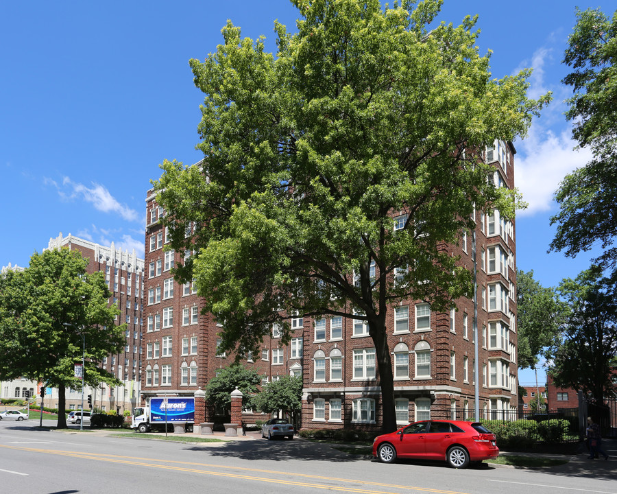 Georgian Court Apartments in Kansas City, MO - Building Photo