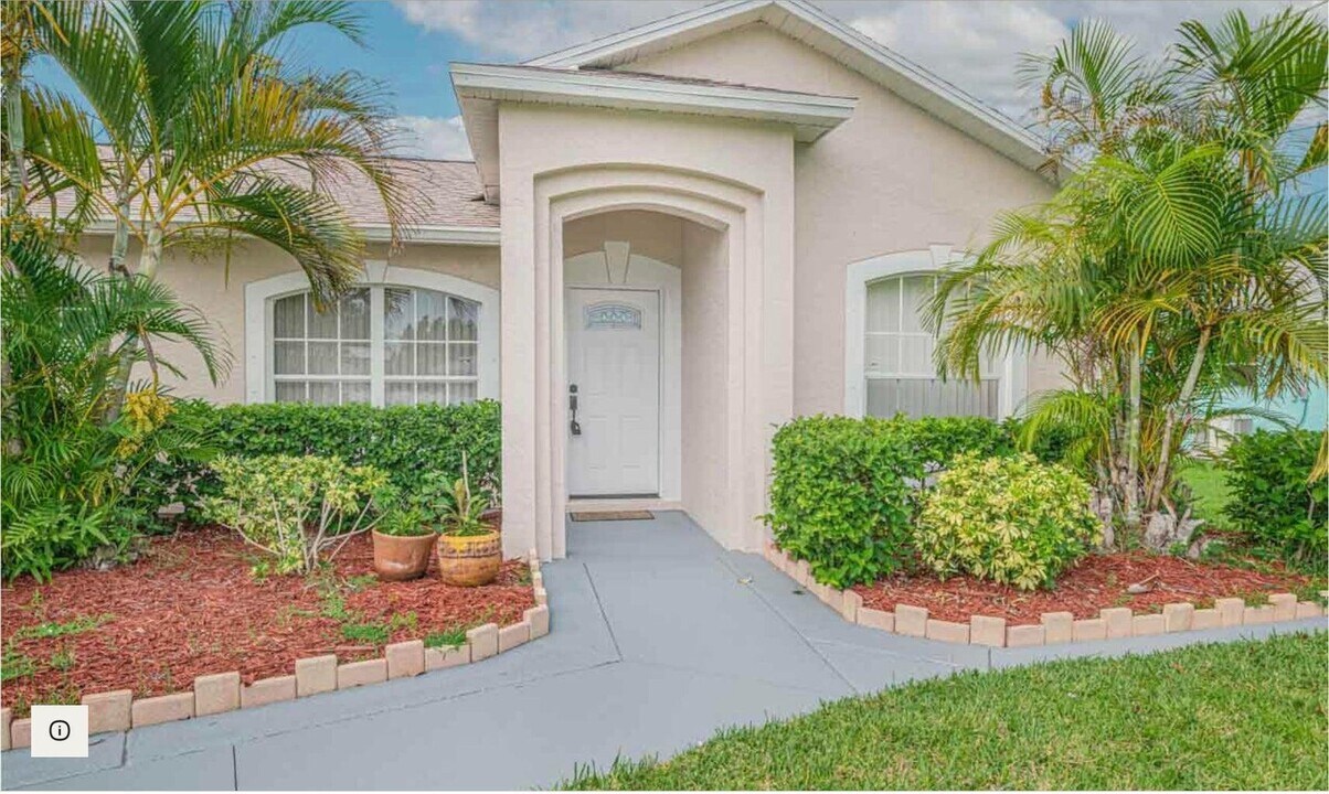 5863 NW Cullom Cir in Port St. Lucie, FL - Building Photo