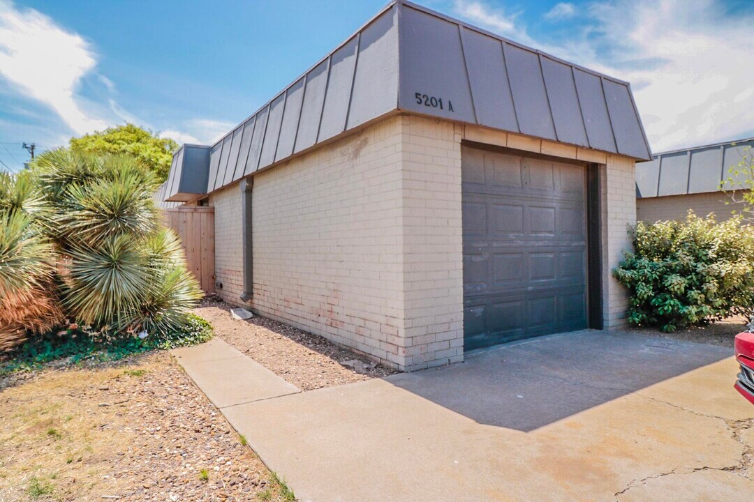 5201 18th St in Lubbock, TX - Building Photo