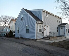 58 Kent St, Unit 3 in Quincy, MA - Foto de edificio - Building Photo
