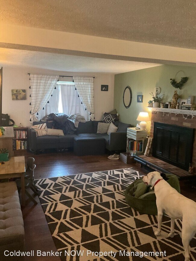 916 Chatsworth Dr photo'