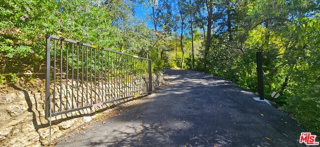 7503 Willow Glen Rd in West Hollywood, CA - Building Photo - Building Photo