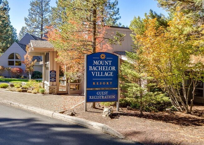 19717 SW Mount Bachelor Dr in Bend, OR - Foto de edificio - Building Photo