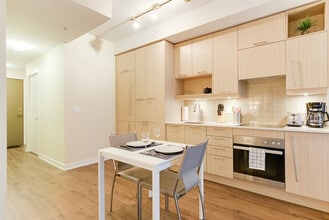 219 Adelaide St W in Toronto, ON - Building Photo - Building Photo