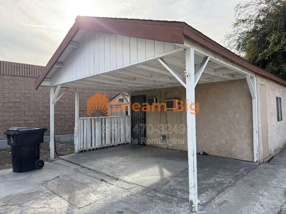 14653 Washington Dr in Fontana, CA - Building Photo