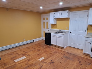 2 Myrtle St, Unit Unit 6 in Rochester, NH - Foto de edificio - Building Photo