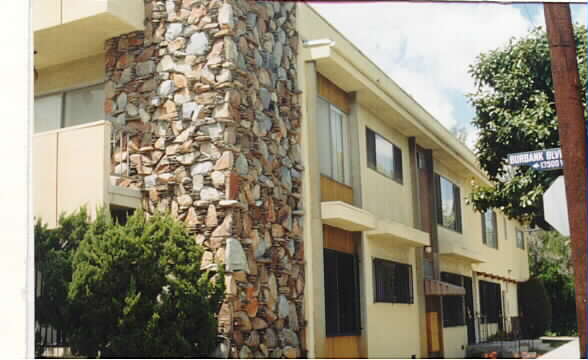13537 Burbank Blvd in Van Nuys, CA - Foto de edificio
