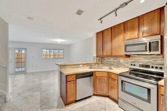 3055 Riverside Dr in Coral Springs, FL - Building Photo - Building Photo