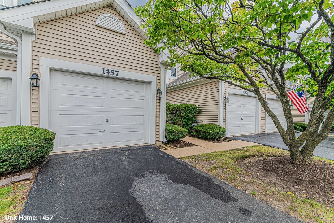 1457 Walnut Hill Ave in St. Charles, IL - Building Photo