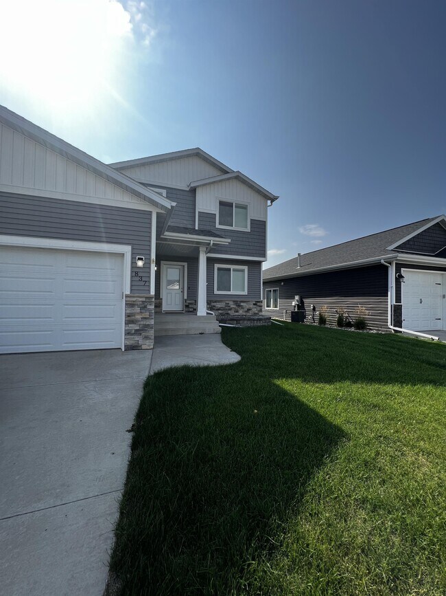 837 Albert Dr W in West Fargo, ND - Building Photo - Building Photo