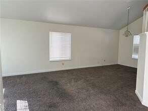 5608 Red Bluff Dr in Las Vegas, NV - Building Photo - Building Photo