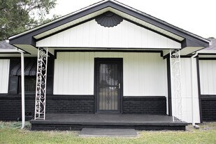 2109 E Goliad Ave in Crockett, TX - Building Photo