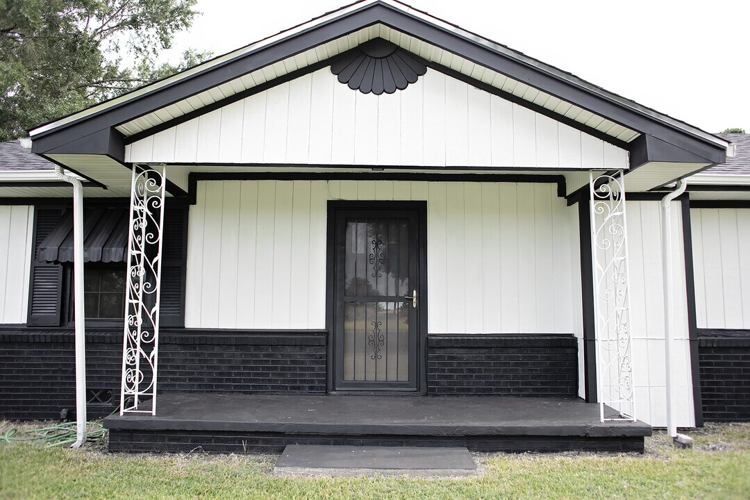 2109 E Goliad Ave in Crockett, TX - Building Photo