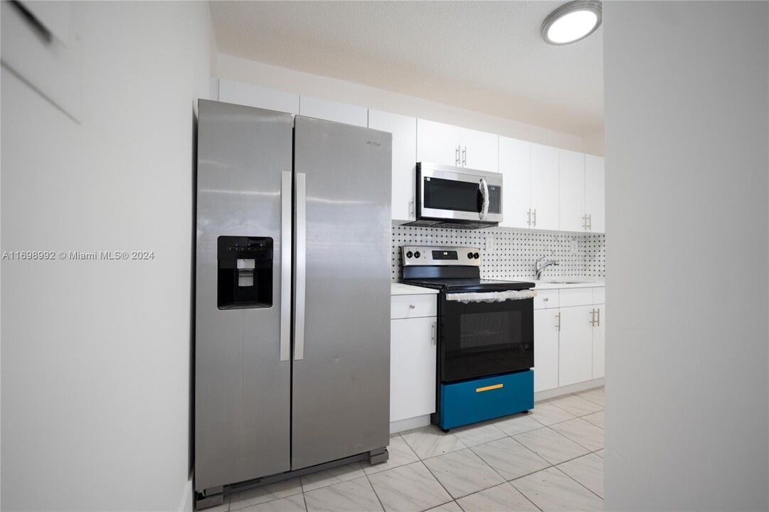 6880 SW 22nd St, Unit 1 in Miami, FL - Building Photo