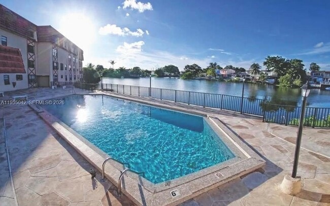 1325 W 68th St, Unit 113 in Hialeah, FL - Building Photo - Building Photo