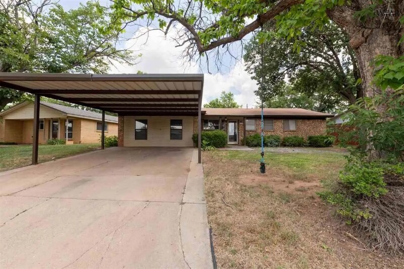 1010 Van Horn St in Iowa Park, TX - Building Photo