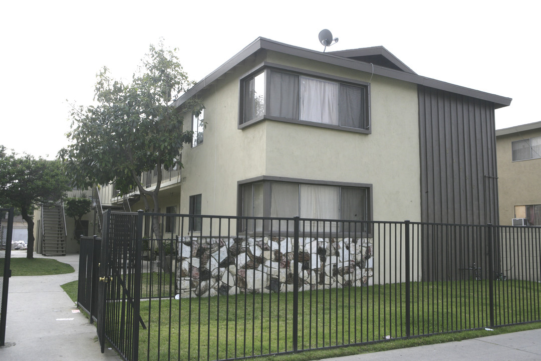 11730 S Vermont Ave in Los Angeles, CA - Building Photo