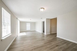 207 Long Dr in Baytown, TX - Building Photo - Building Photo