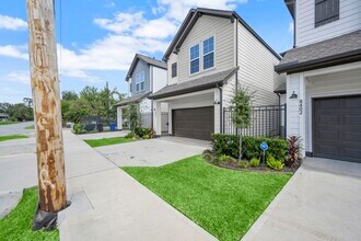 8404 Curry Rd in Houston, TX - Foto de edificio - Building Photo