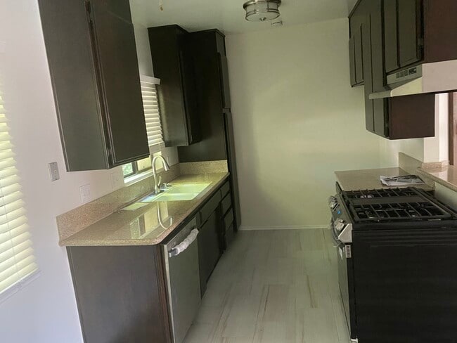 361 E Santa Anita Ave, Unit D in Burbank, CA - Building Photo - Building Photo