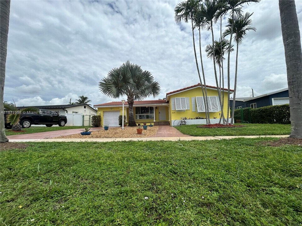 3219 Wilson St in Hollywood, FL - Building Photo