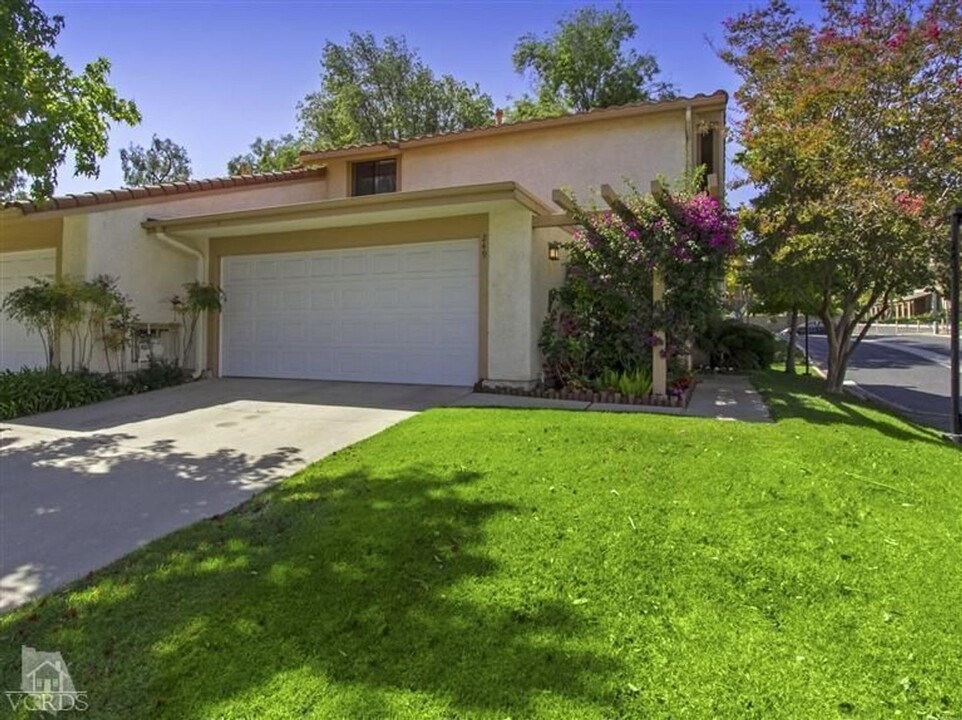 249 Mariposa Dr in Thousand Oaks, CA - Building Photo