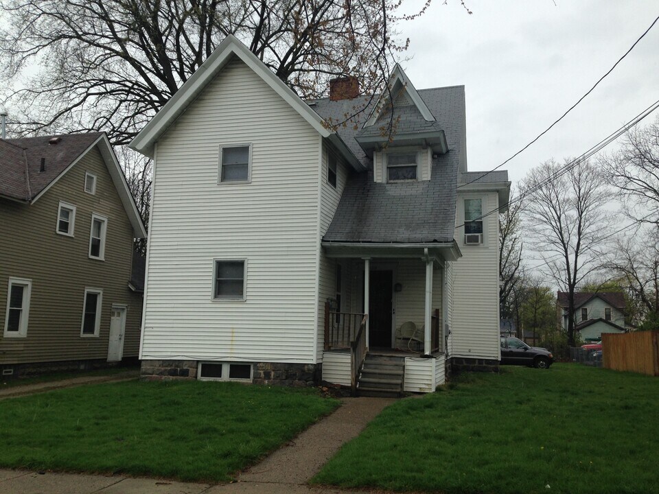 1114 Seymour Ave, Unit 2 in Lansing, MI - Building Photo