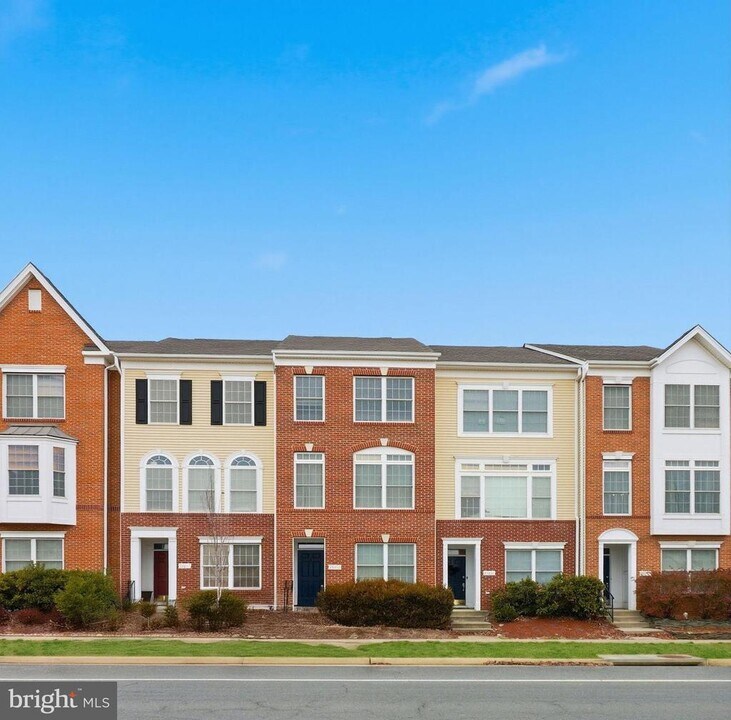 25013 Riding Center Dr in South Riding, VA - Building Photo