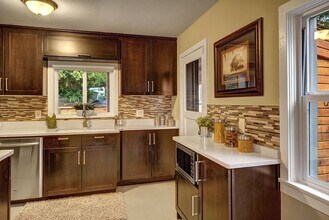 9827 8th Ave NE in Seattle, WA - Building Photo - Building Photo