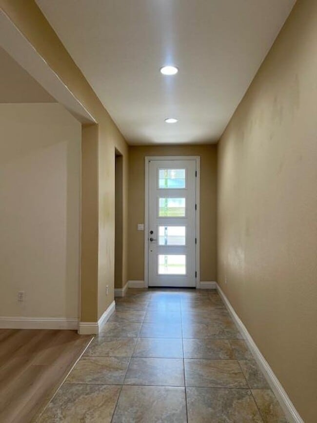 2348 Lansdowne Way in Roseville, CA - Building Photo - Building Photo
