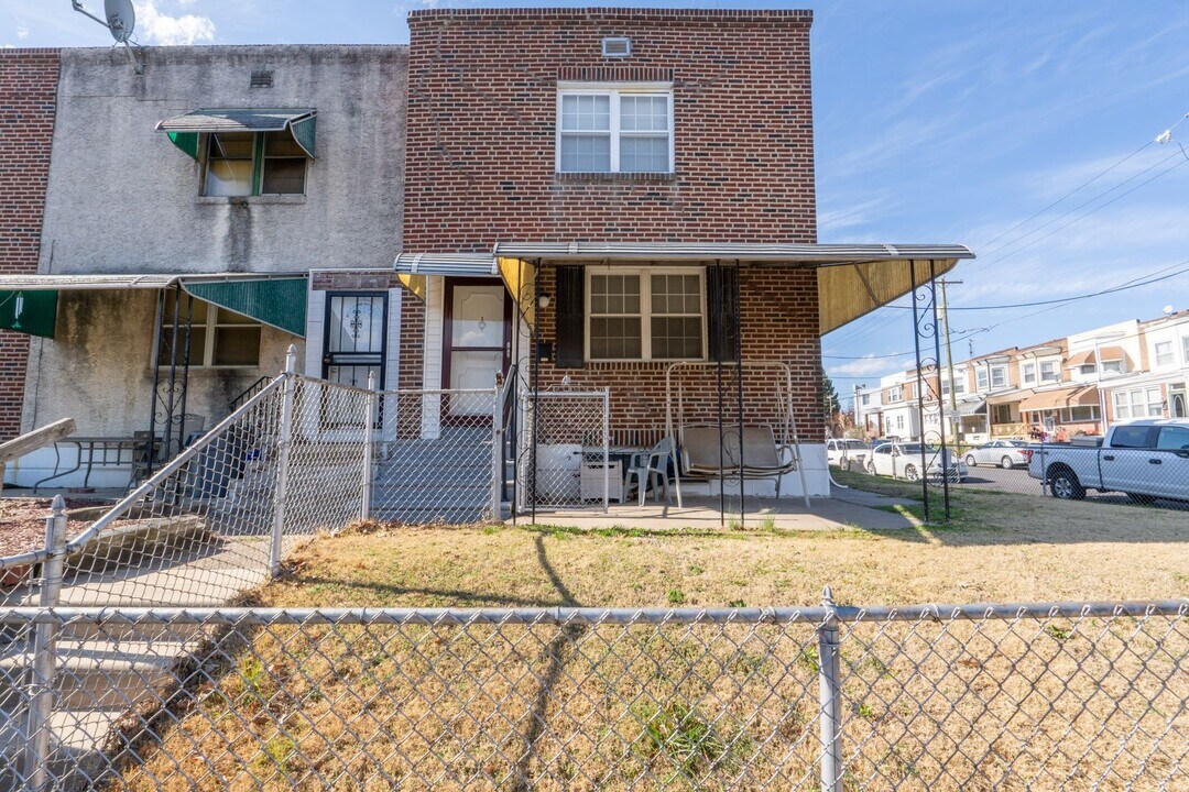 7101 Dorel St in Philadelphia, PA - Building Photo