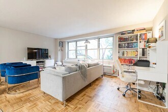 311 Greenwich St, Unit 24J in New York, NY - Building Photo - Building Photo