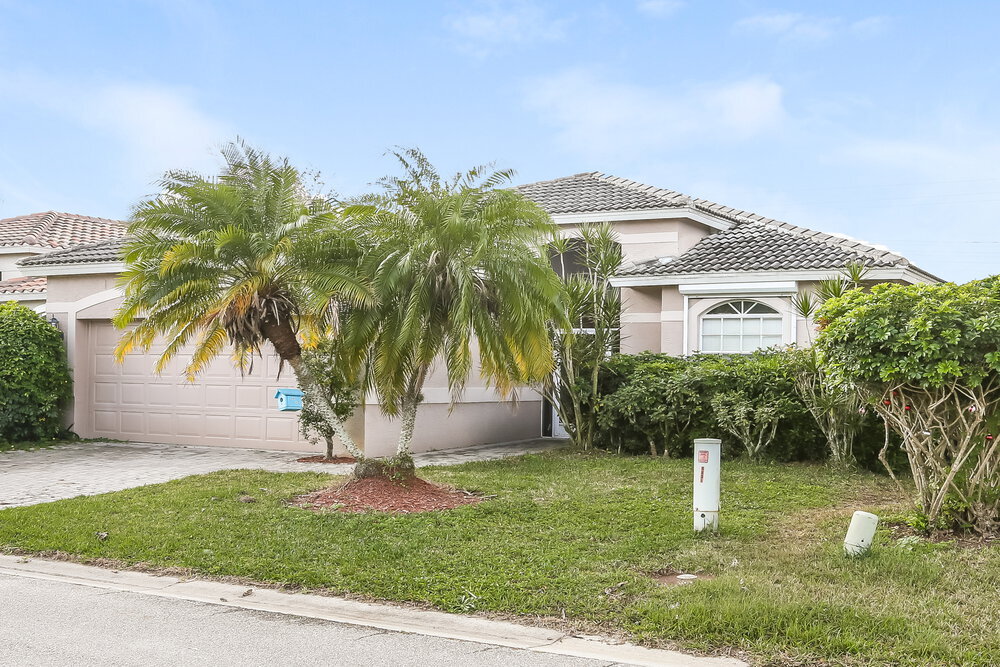 11244 Lakeland Cir in Ft. Myers, FL - Building Photo