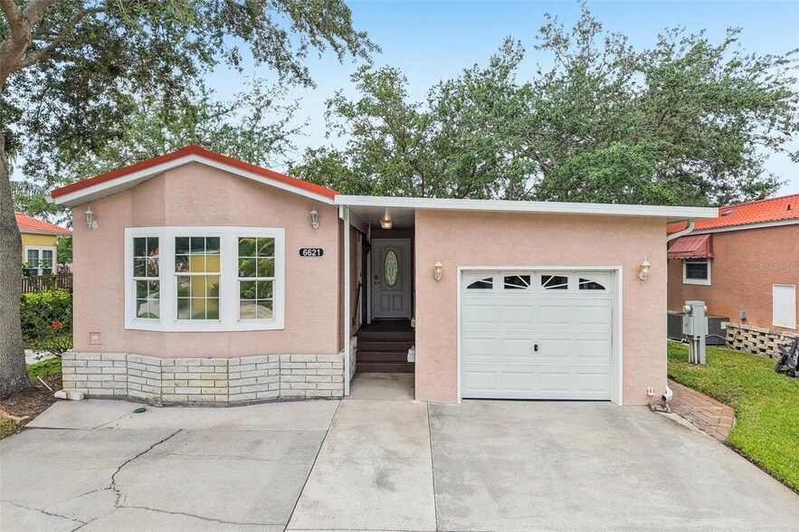 6621 La Mesa Rd in Land O Lakes, FL - Foto de edificio