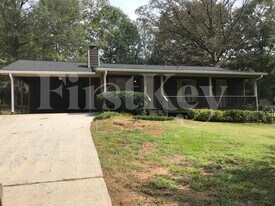 5705 Hiram Lithia Springs Rd SW in Powder Springs, GA - Building Photo