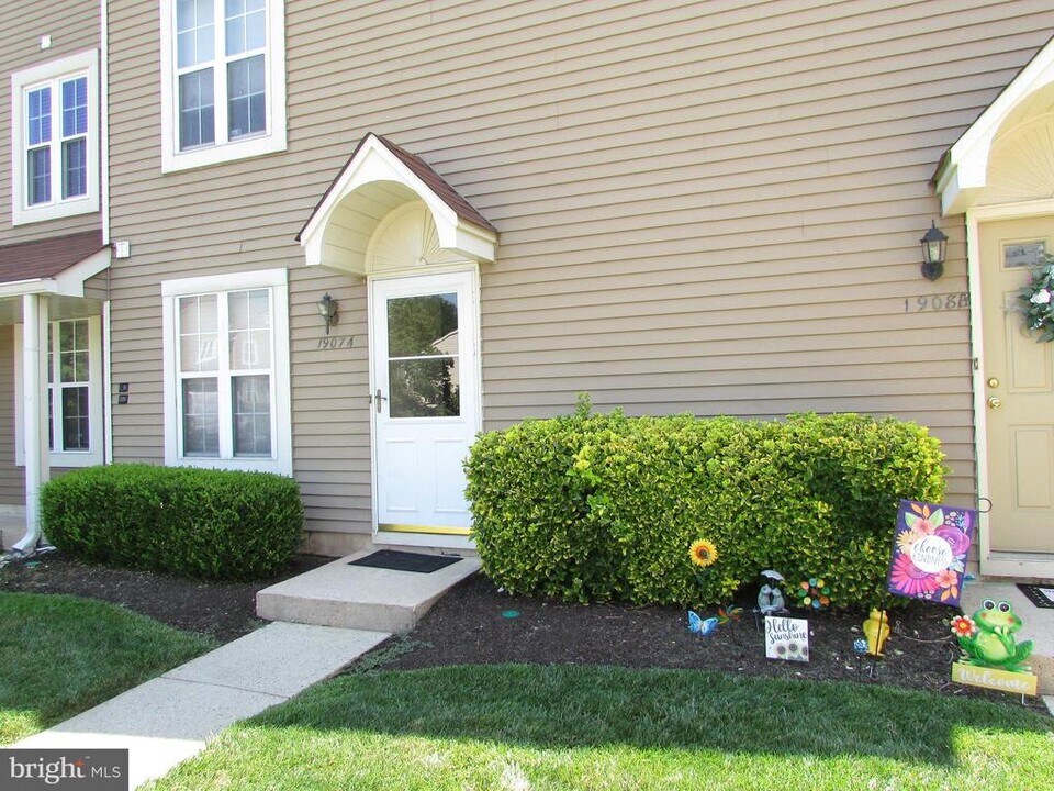1907 Sedgefield Dr in Mount Laurel, NJ - Building Photo