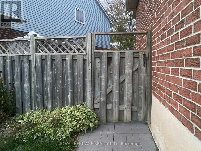 24 Reed Dr in Ajax, ON - Building Photo - Building Photo