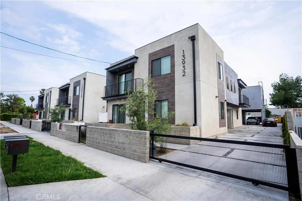 13932 Bessemer St in Los Angeles, CA - Foto de edificio