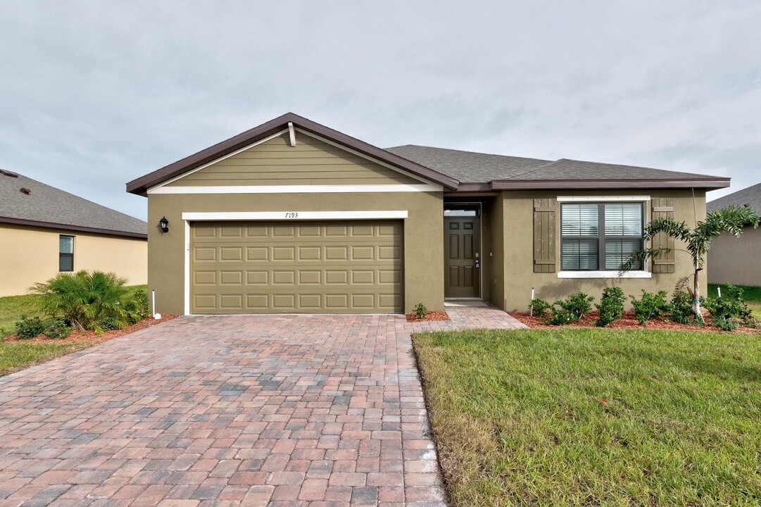 7193 Tigereye Wy in Grant Valkaria, FL - Building Photo