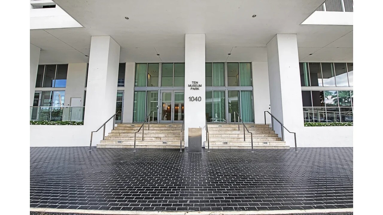 1040 Biscayne Blvd, Unit TS-4206 in Miami, FL - Building Photo