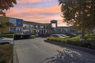 Chadron in Hawthorne, CA - Foto de edificio - Building Photo