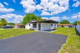 18805 NW 31st Ave in Miami Gardens, FL - Building Photo - Building Photo