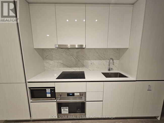 8 Interchange Wy in Vaughan, ON - Building Photo - Building Photo