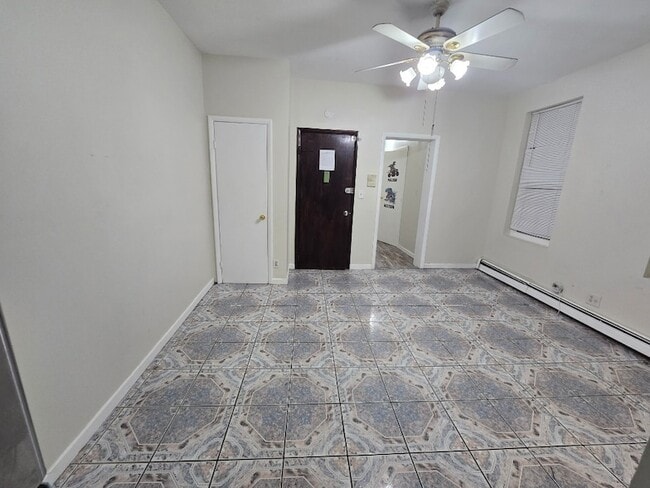 750 Glenmore Ave, Unit 1 in Brooklyn, NY - Foto de edificio - Building Photo